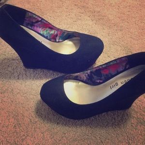 Cute black wedges for fall/winter, 4.5 inch wedge